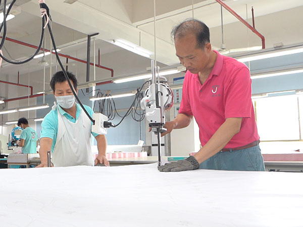 捷洋服饰-企业车间生产