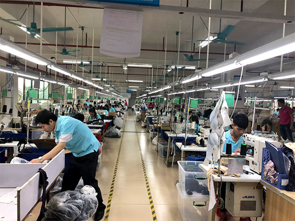捷洋服饰-公司车间生产