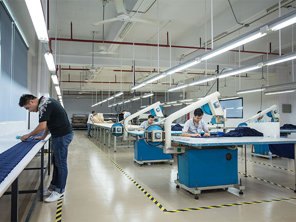 捷洋服饰-企业生产车间